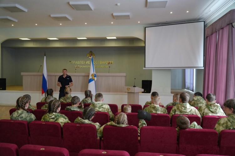 Онежские школьники побывали в областном управлении Росгвардии 